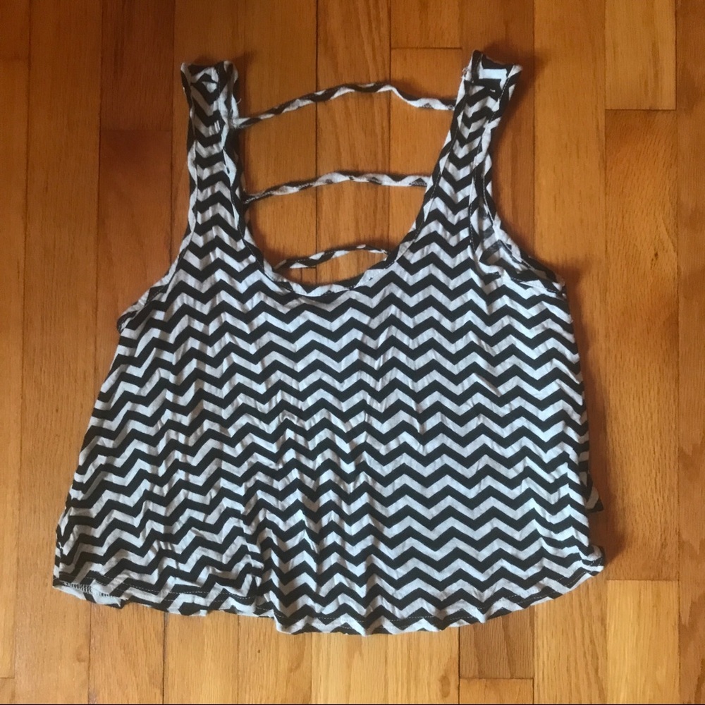 b&w zig zag tank - Picture 1 of 2